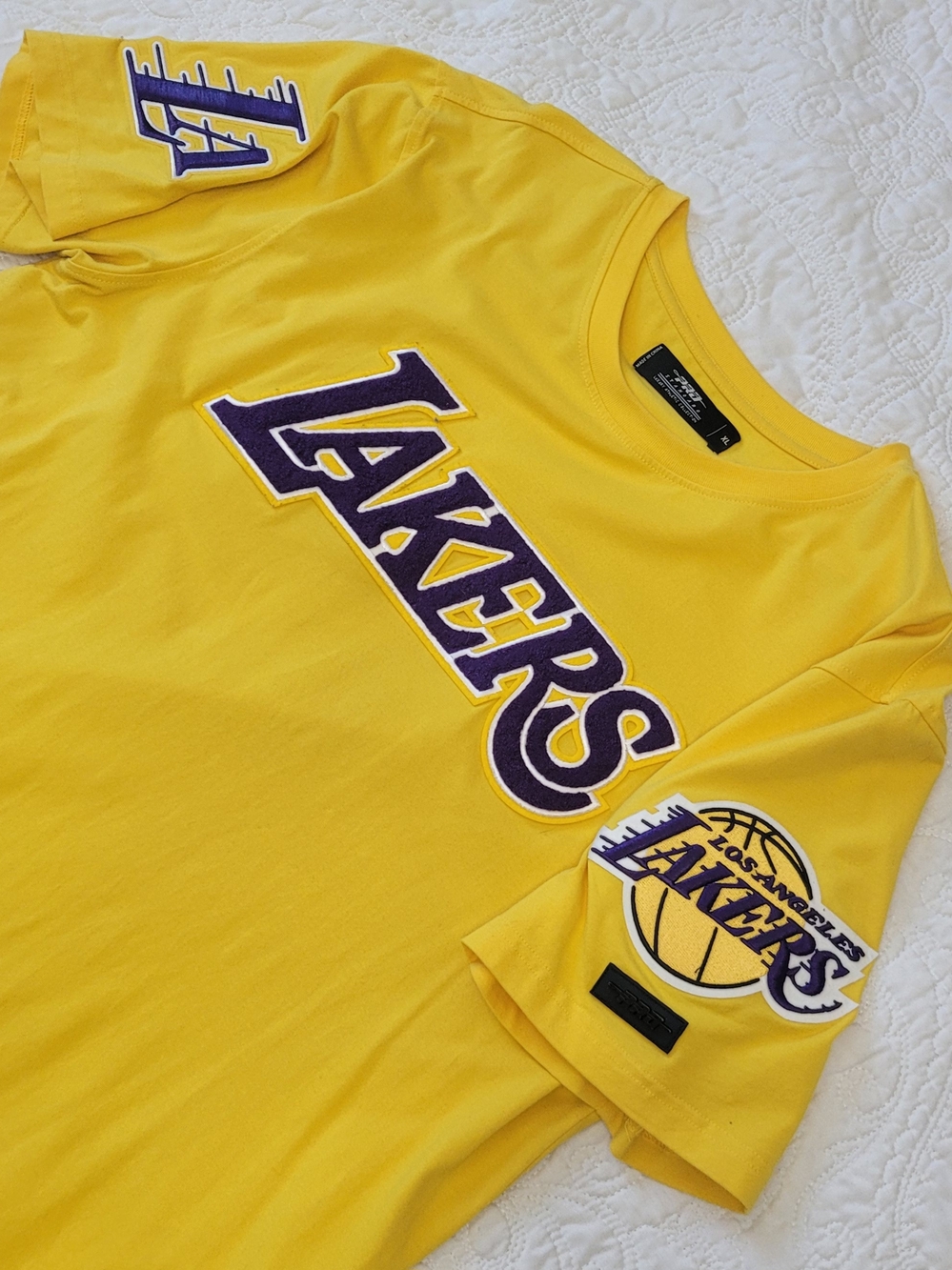 Pro Standard Los Angeles Lakers Classic Chenille T-Shirt – Men's XL – Yellow